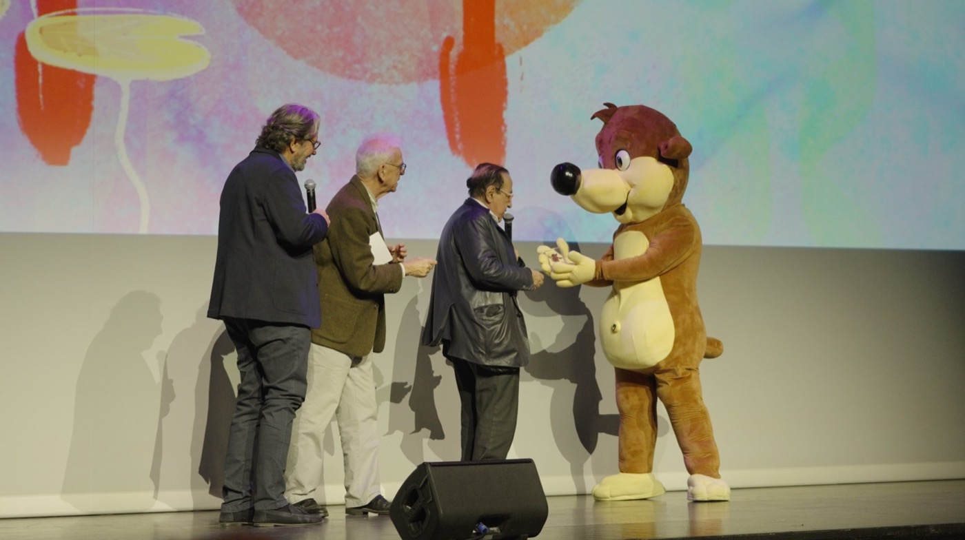 Pif remet le Pif d'or a Jean-Luc Azoulay sur la scene du Palais des Arts et Congres d'Issy