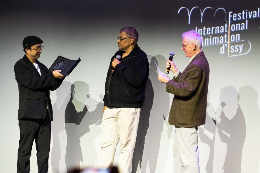 Monkey recoit le Prix du meilleur potentiel des mains de Sylvain Despretz